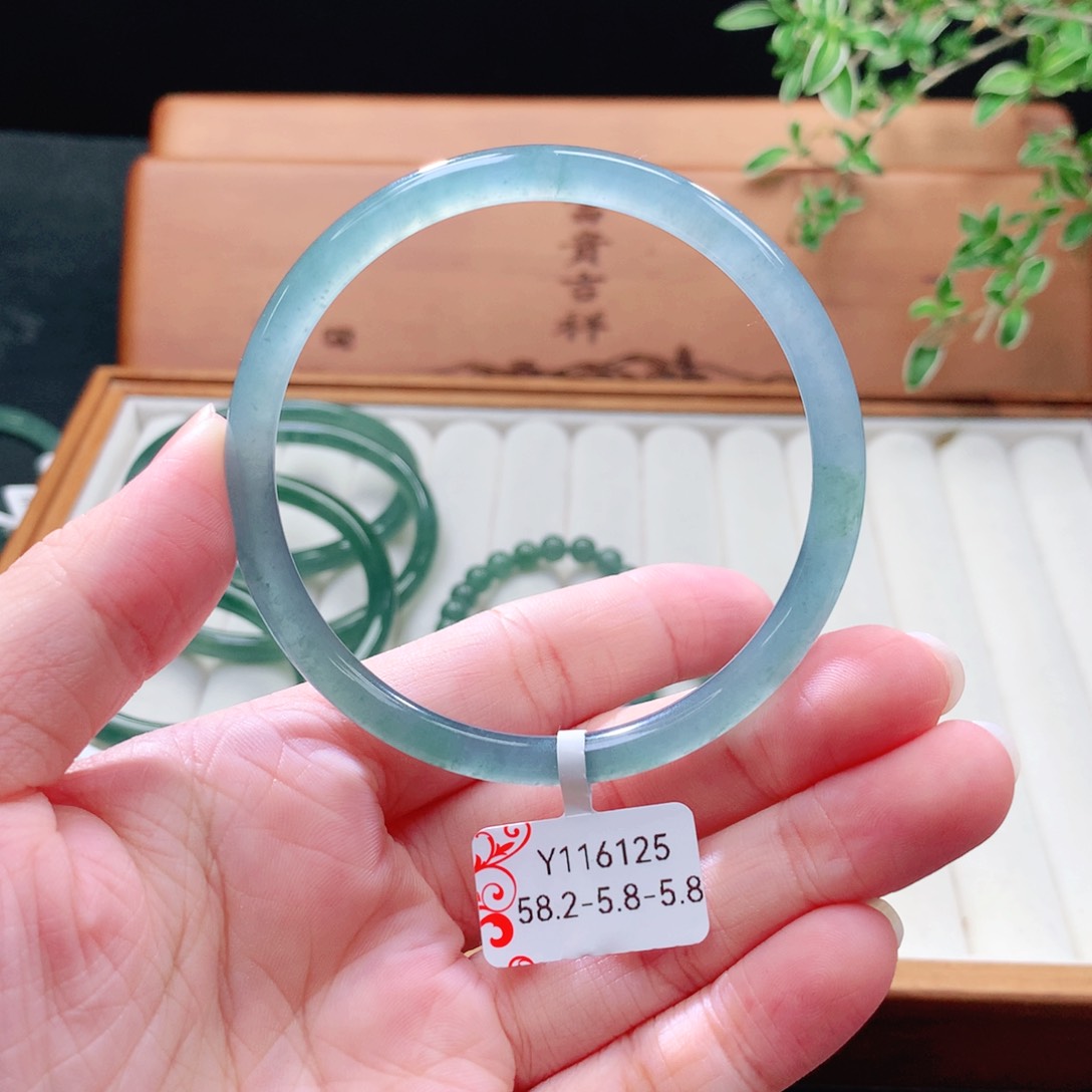 未镶嵌手镯（圆镯）翡翠