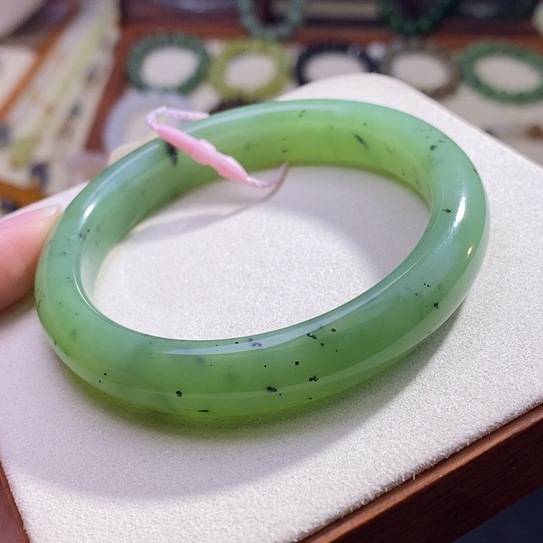 颈饰未镶嵌和田玉毕业级乌兰海猕猴桃手镯56.5