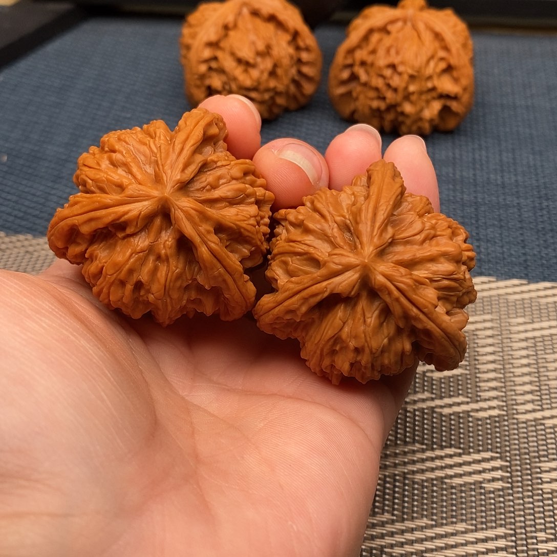 小***磊文玩核桃吊坠三棱