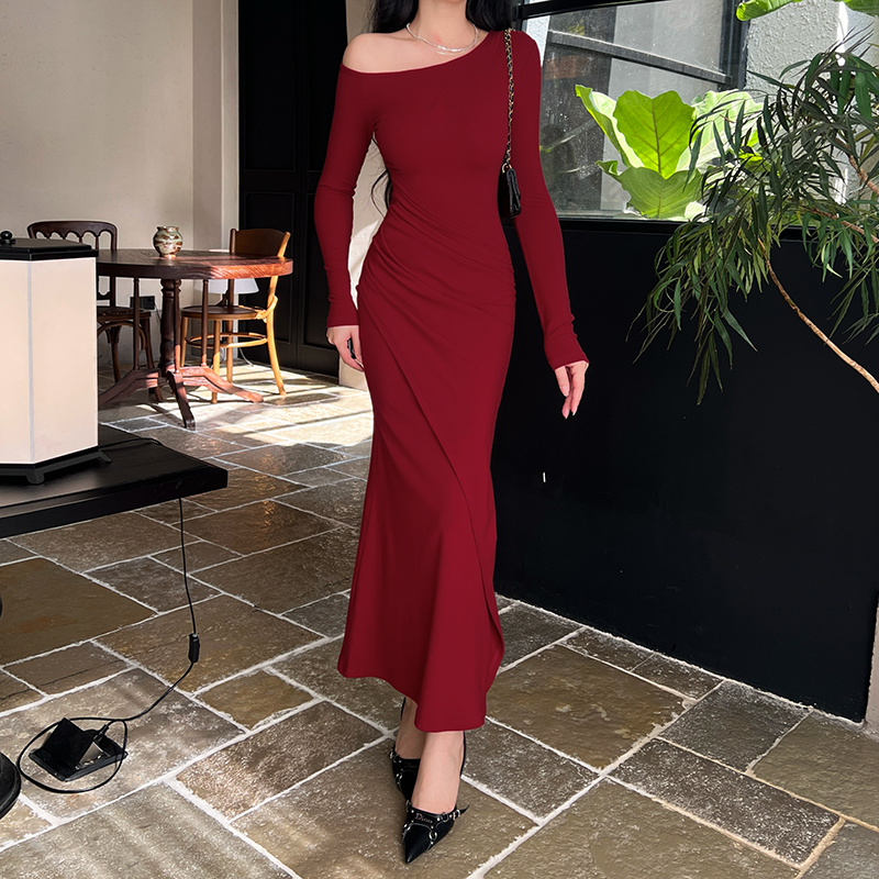 复古红性感气质斜肩连衣裙女2025早秋御姐气质修身开叉包臀长裙