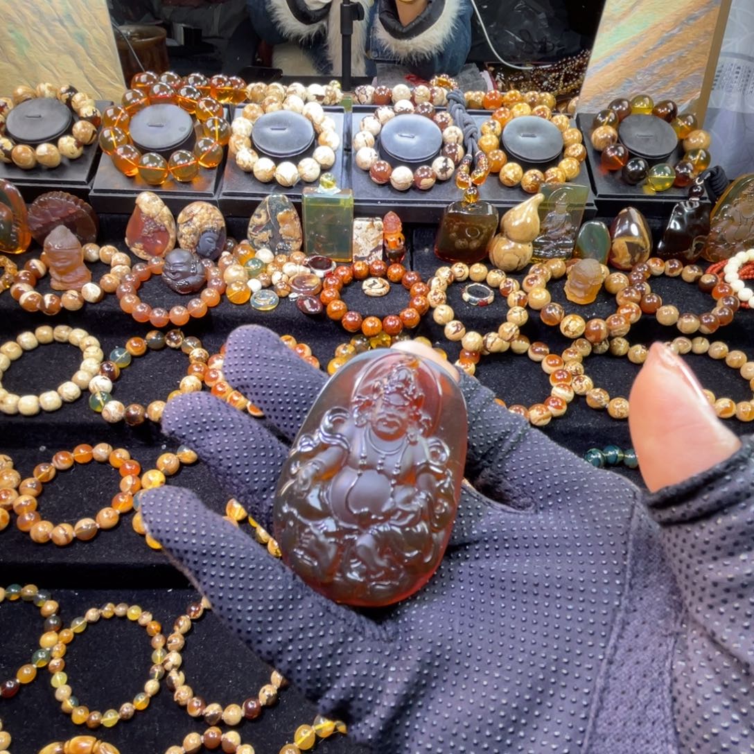 琥珀未镶嵌颈饰黄财神