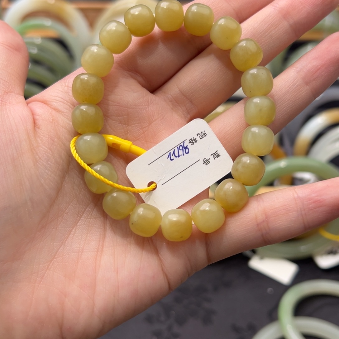 和田玉手镯未镶嵌用****8个别珠有瑕疵