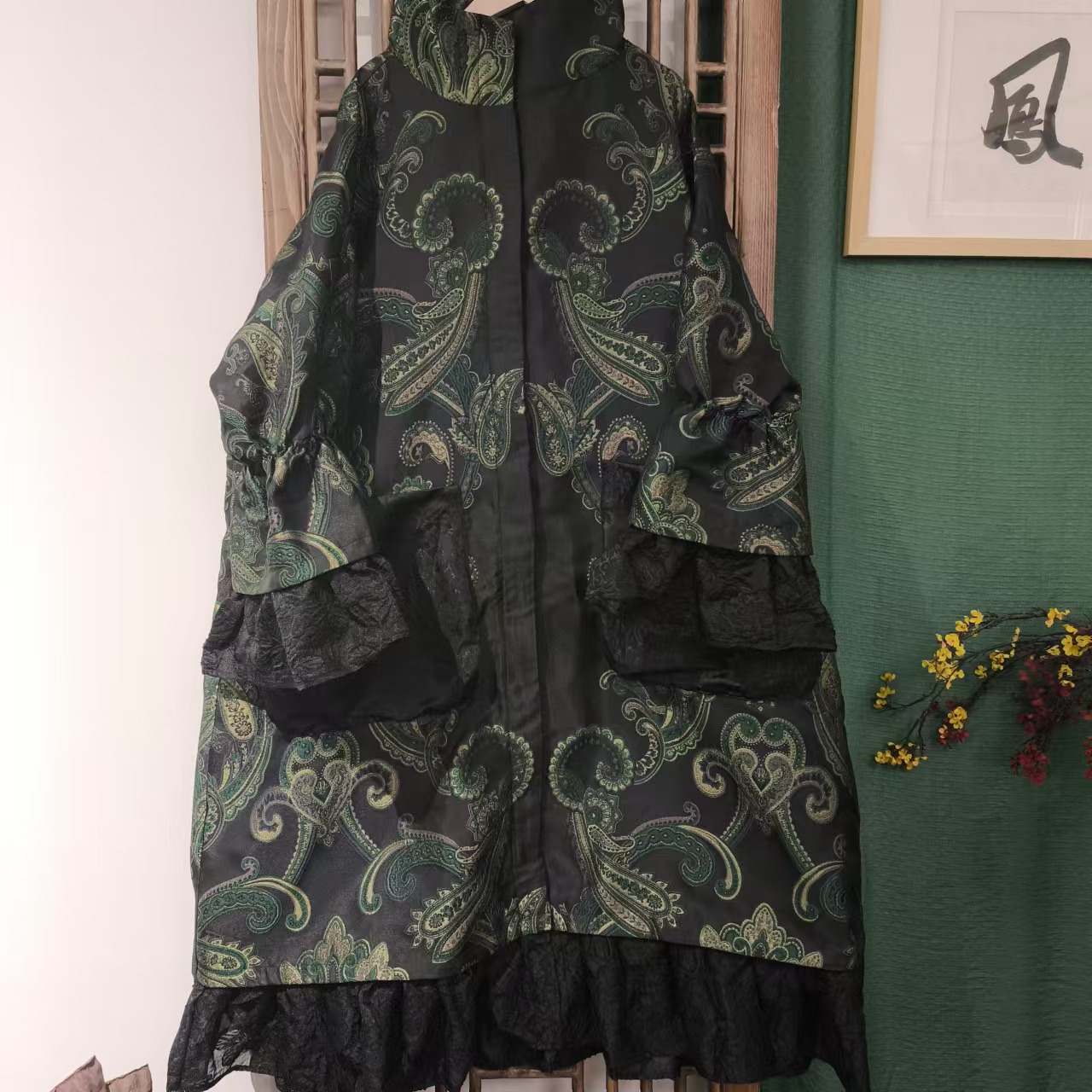 凤徕兮私人定制黑底金绿图腾提花拉链加纱风衣LS455