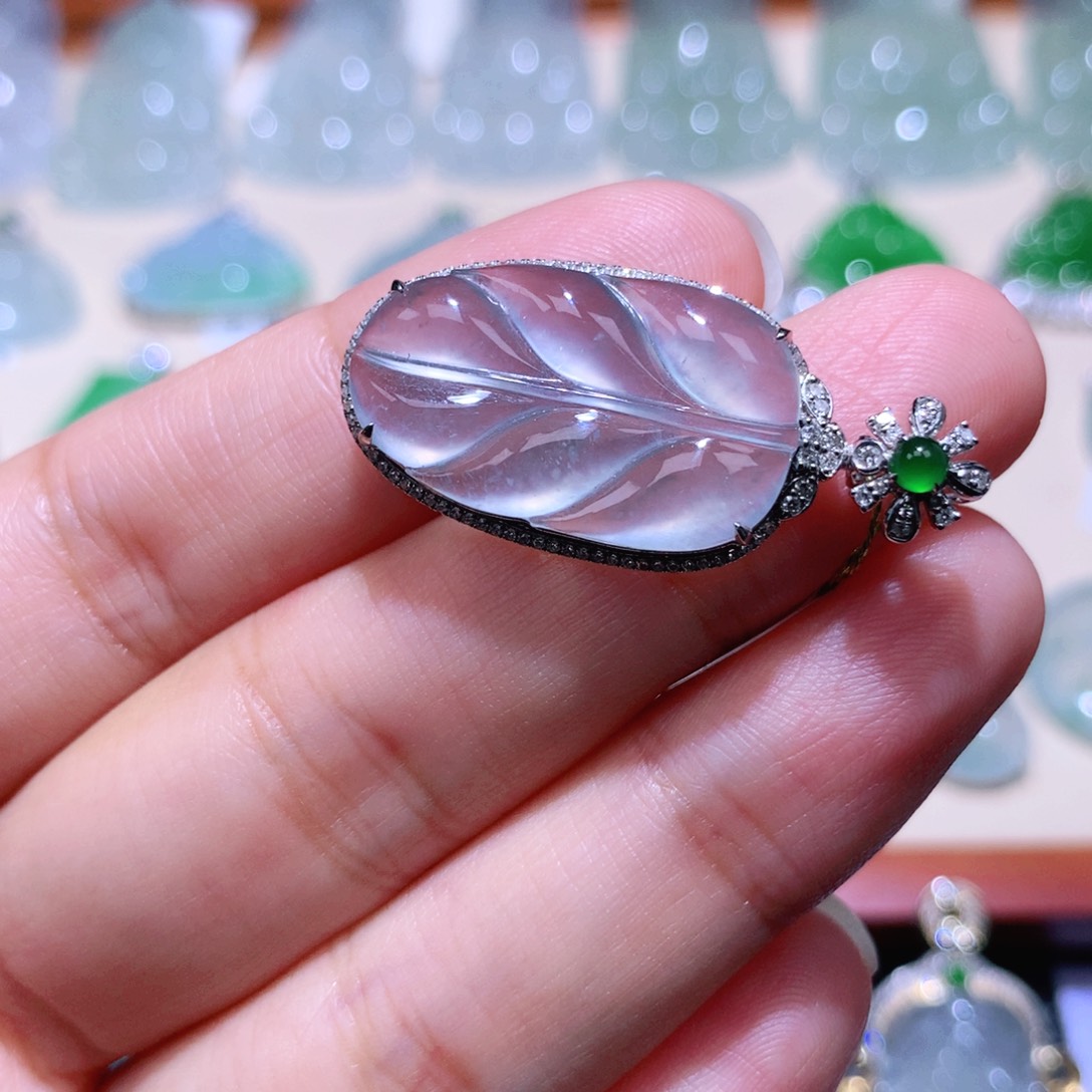 颈饰18K金镶嵌翡翠金枝玉叶