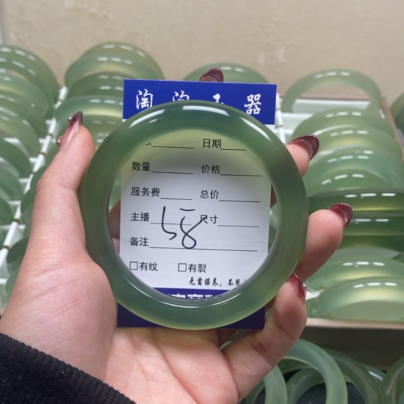 【闪购商品】蛇纹石玉手镯未镶嵌一***某