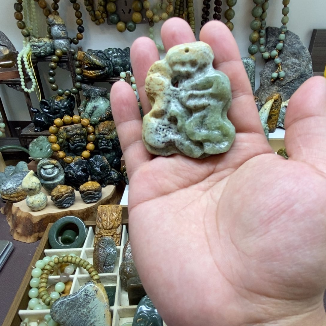 未镶嵌岫岩河磨玉（透闪石质玉）把件