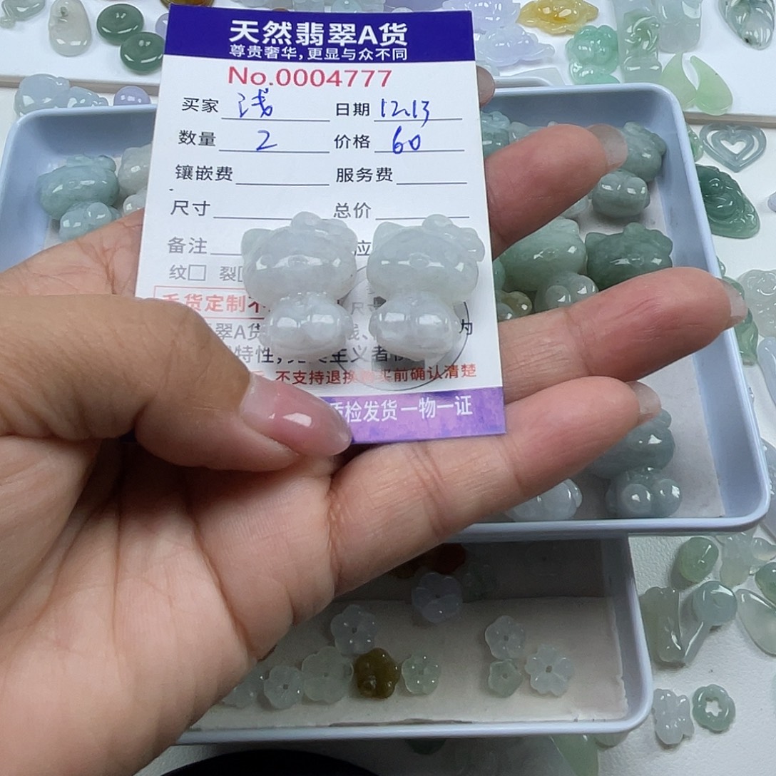 浅***．翡翠未镶嵌挂件翡翠