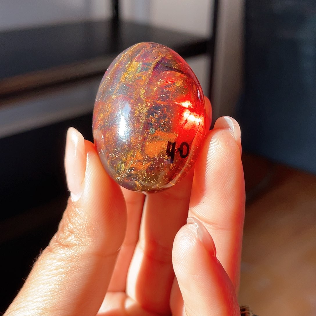 琥珀裸石未镶嵌。