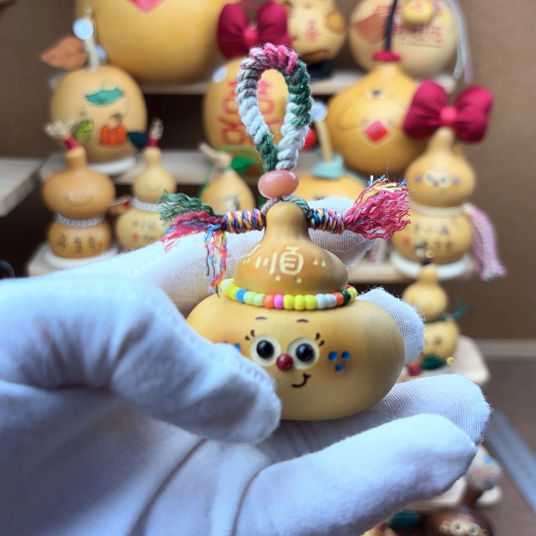 大眼睛顺背后一路平安挂件