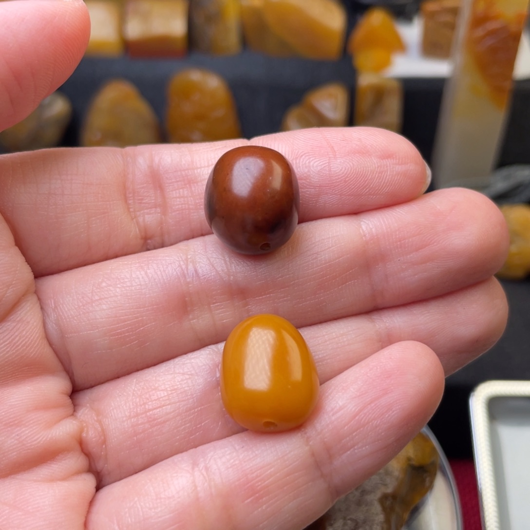 寿山石印石^*^田黄珠子两颗