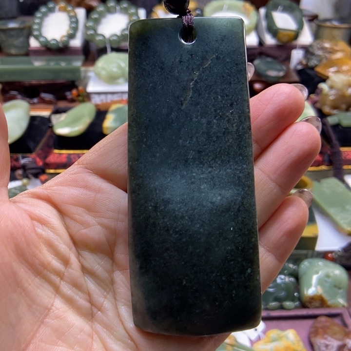 未镶嵌岫岩老玉（透闪石质玉）把件