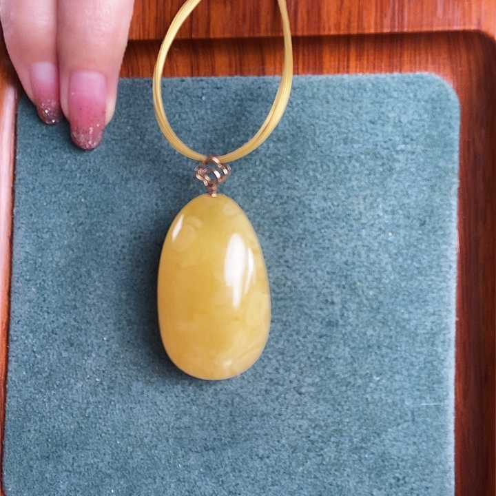 蜜蜡18K金镶嵌颈饰吊坠