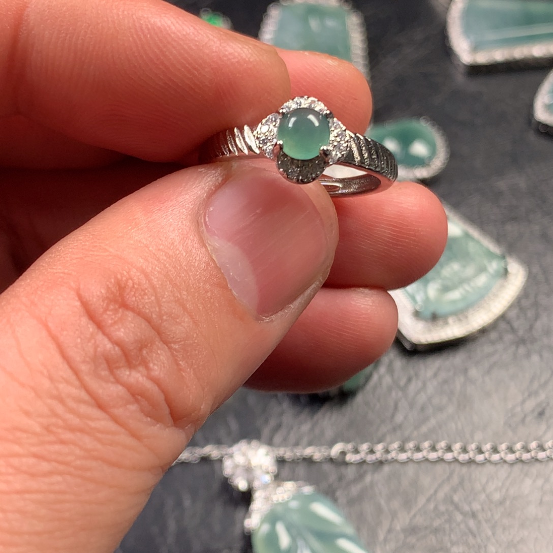 翡翠未镶嵌颈饰戒指