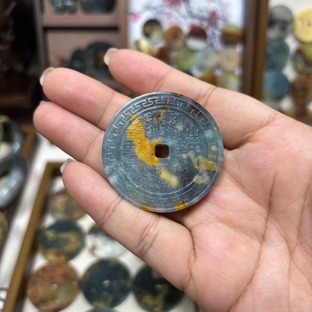 岫玉花玉山鬼花钱双面雕工新中式工艺国潮风，地球蓝料子，直径45mm