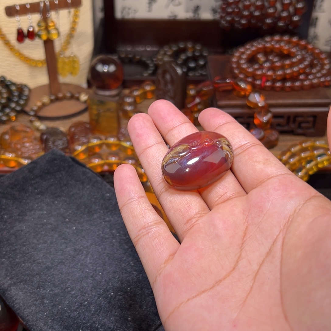 琥珀未镶嵌颈饰连年有鱼