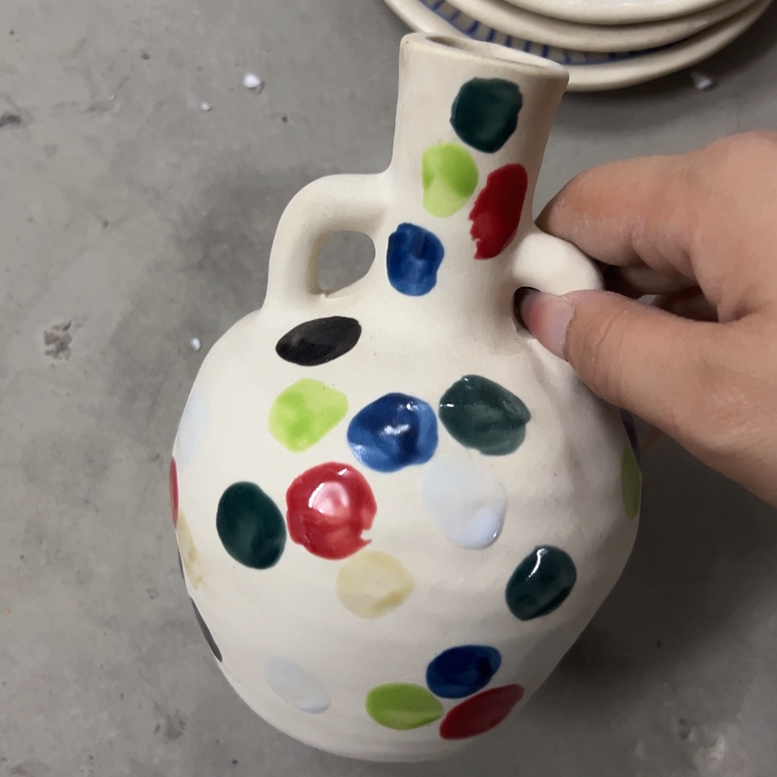 瓷微瑕波点花瓶一个