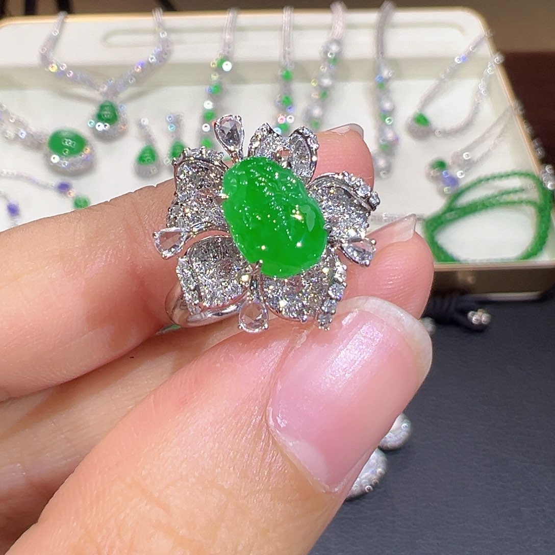 翡翠18K金镶嵌戒指