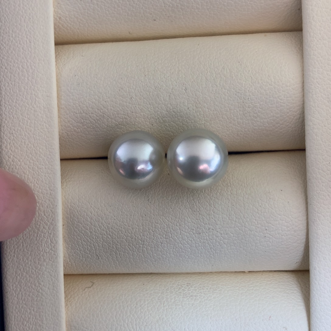 18K金镶嵌海水珍珠耳饰