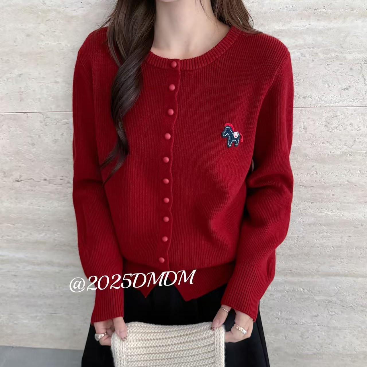 新年款圆领小马刺绣彩色针织开衫女温柔减龄宽松毛衣（衣长56左右）