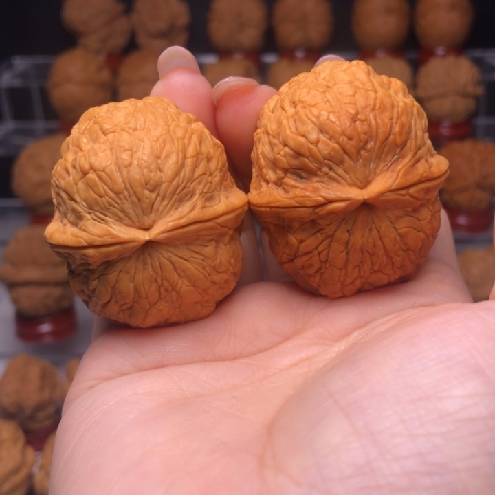 文玩核桃吊坠经**段52金丝绣球