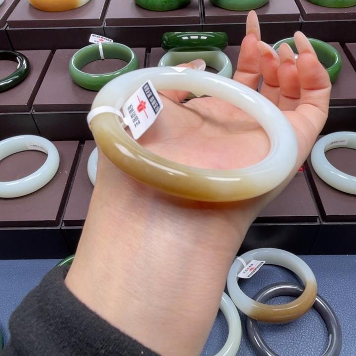 和田玉未镶嵌手镯