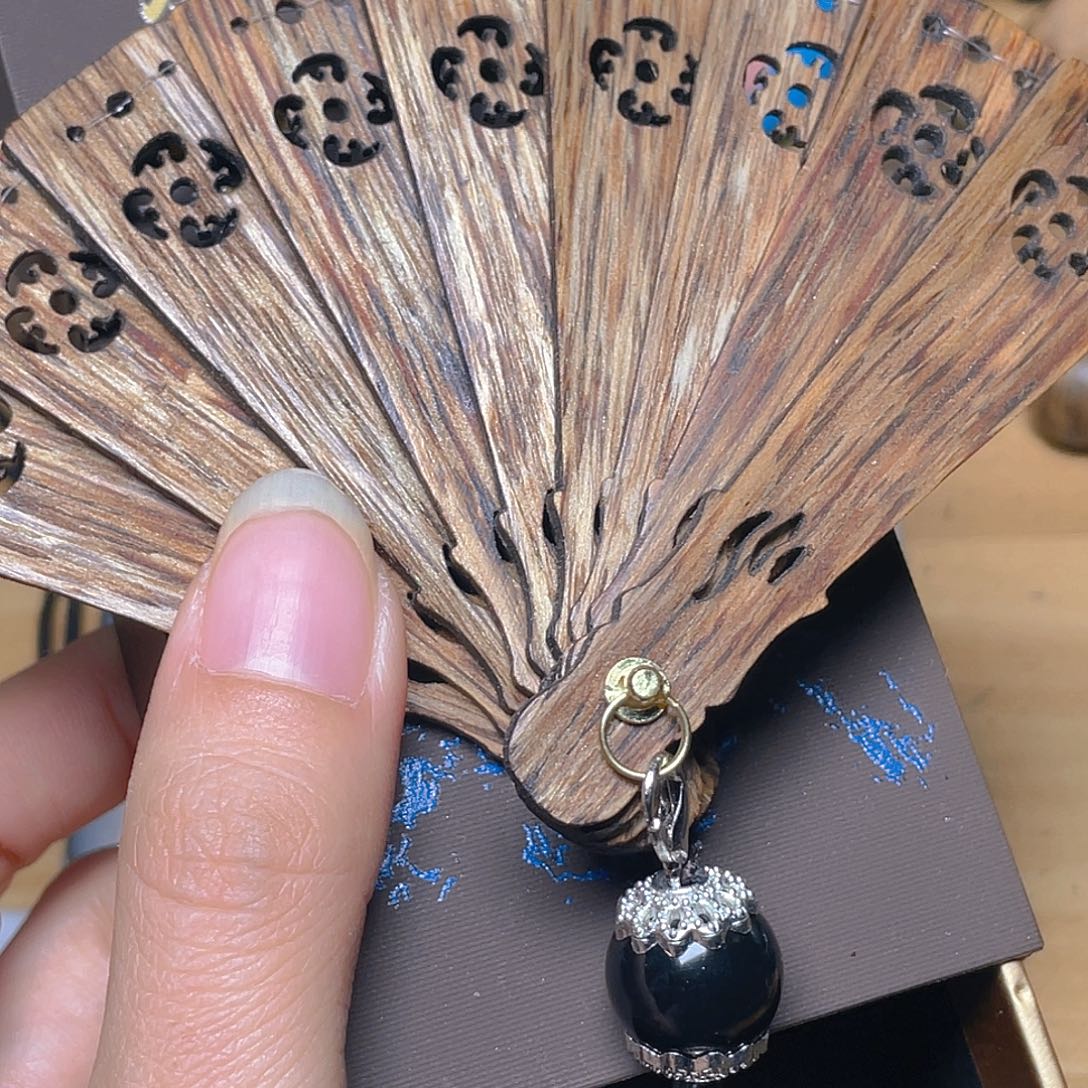 童***闻沉香越南芽庄车挂扇一把