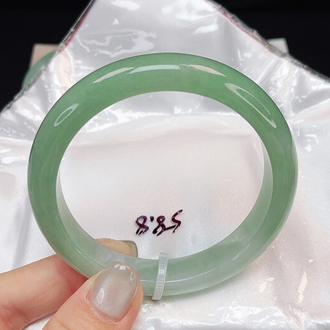 翡翠手镯未镶嵌甜果绿泥鳅背