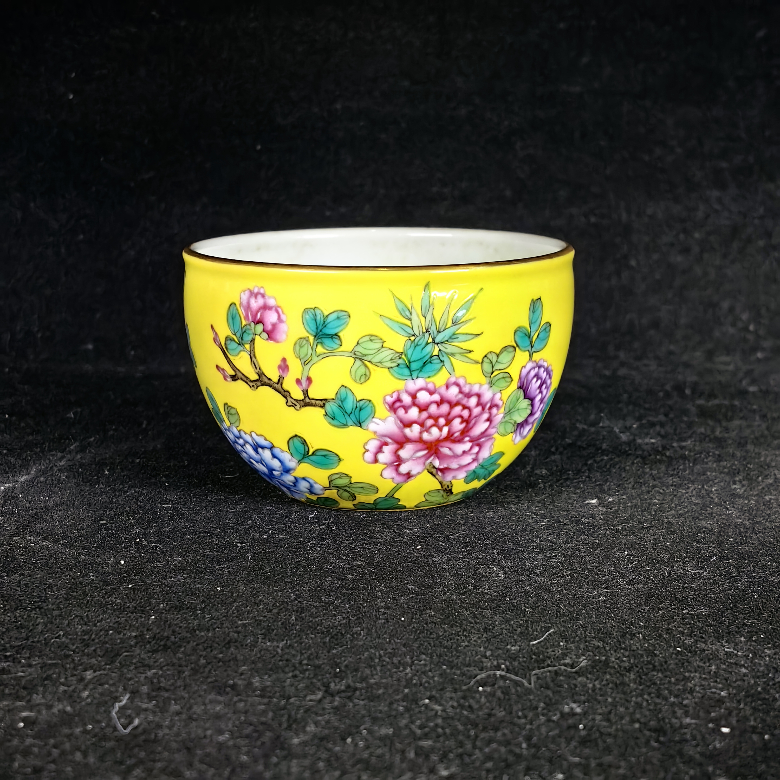 黄地描金粉彩花卉纹杯