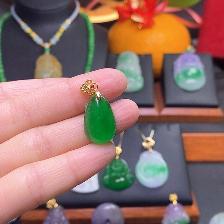 翡翠颈饰未镶嵌水滴