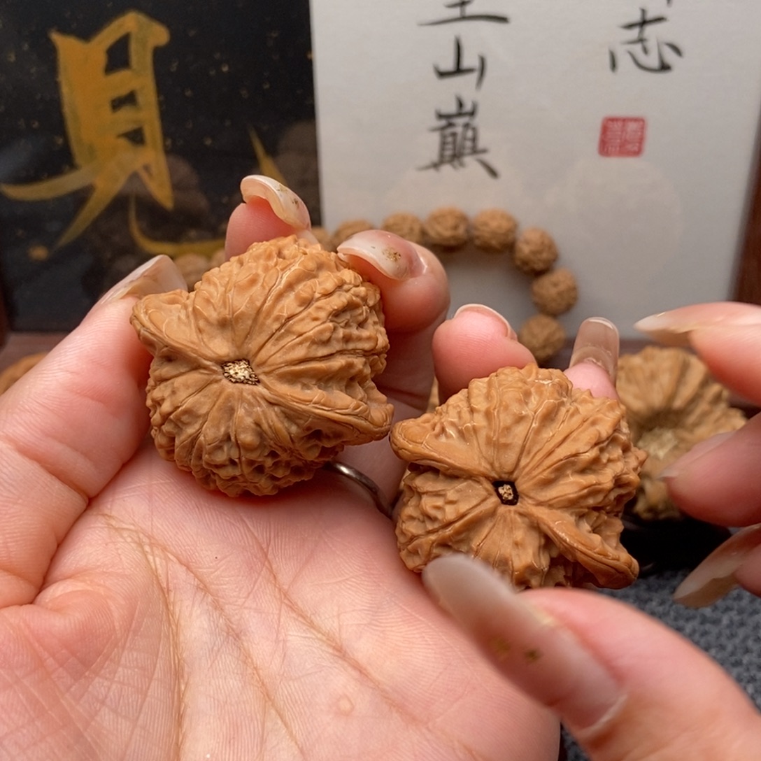 l***m吊坠文玩核桃血麒麟