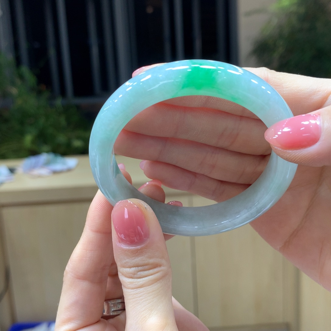 翡翠手镯未镶嵌不退不换