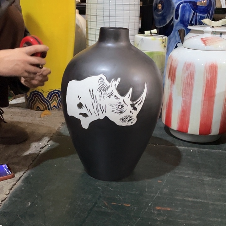 陶瓷花瓶，仿真绿植。