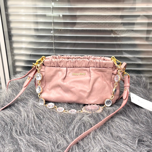 95新 MIU MIU/缪缪 缪缪樱花粉钻石斜挎包