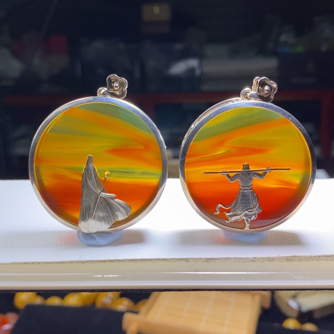 琥珀未镶嵌颈饰牌子一对