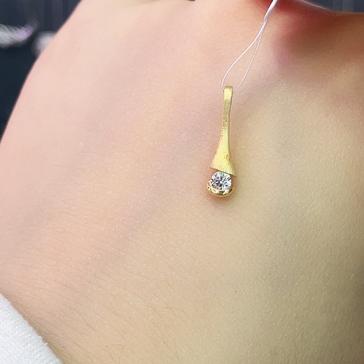 18K金镶嵌钻石颈饰