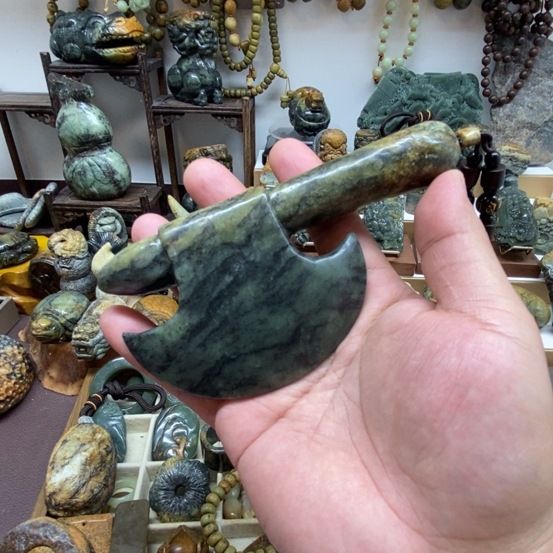 未镶嵌岫岩河磨玉（透闪石质玉）把件