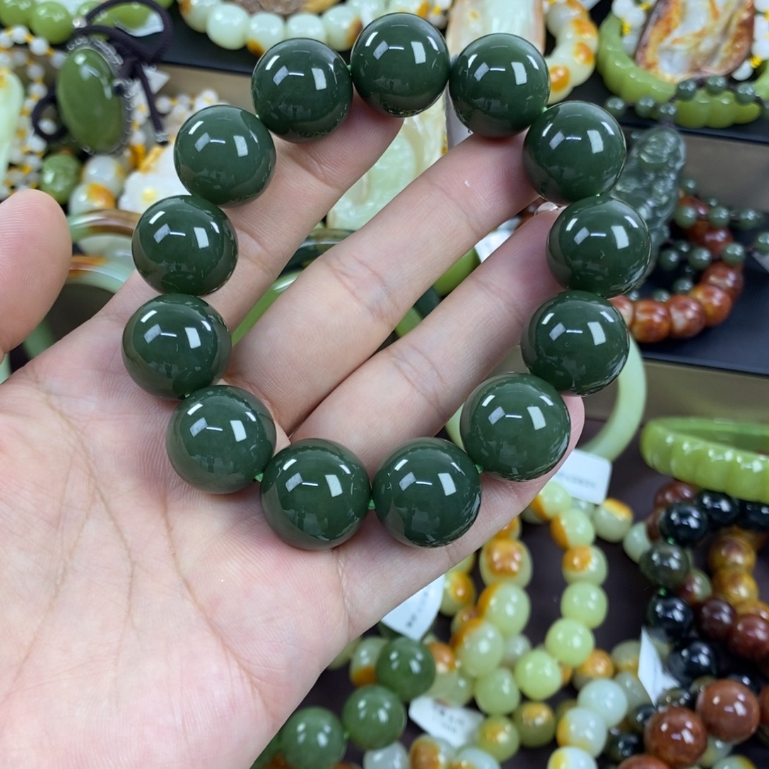 世***回透闪石质玉未镶嵌手串