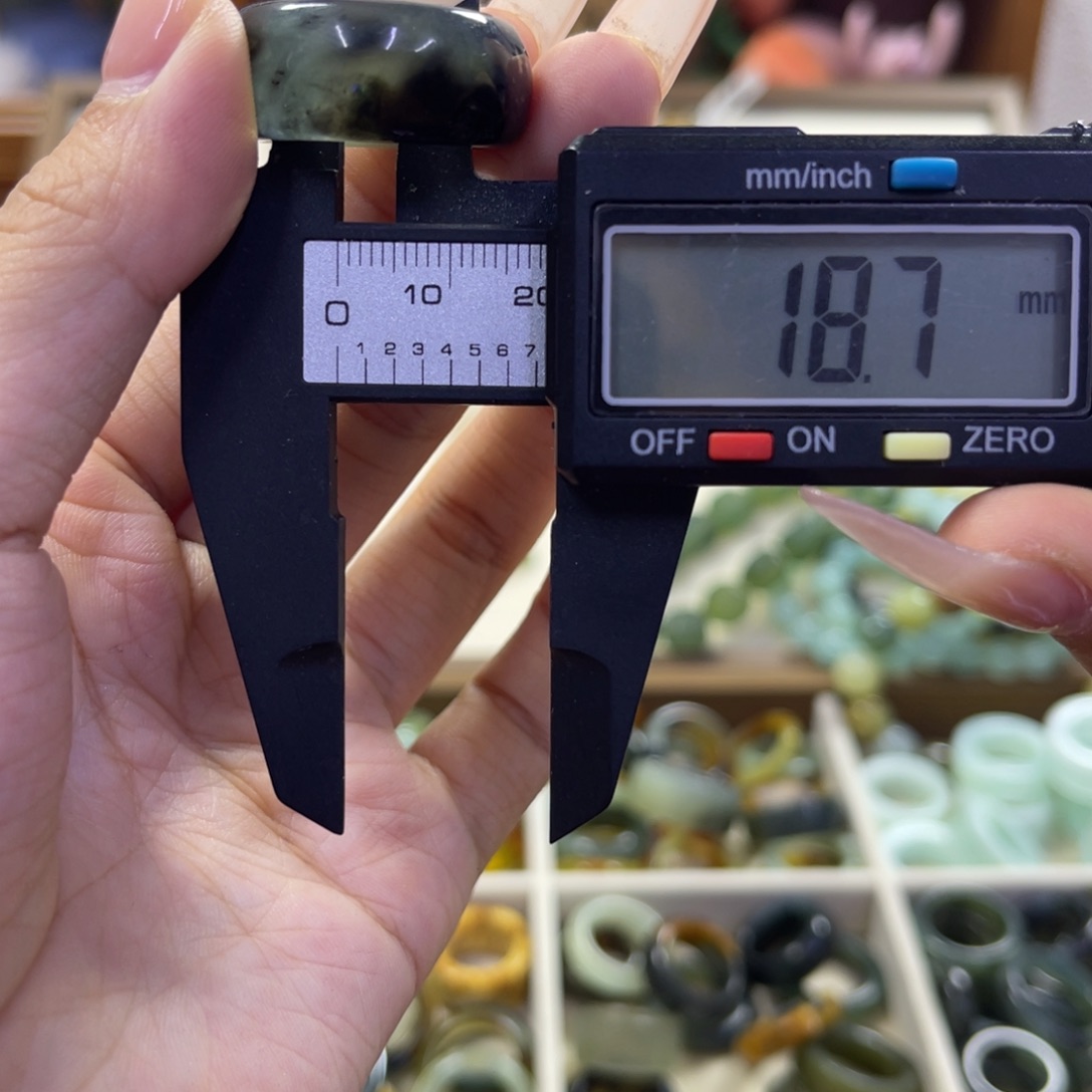 蛇纹石玉未镶嵌手镯150