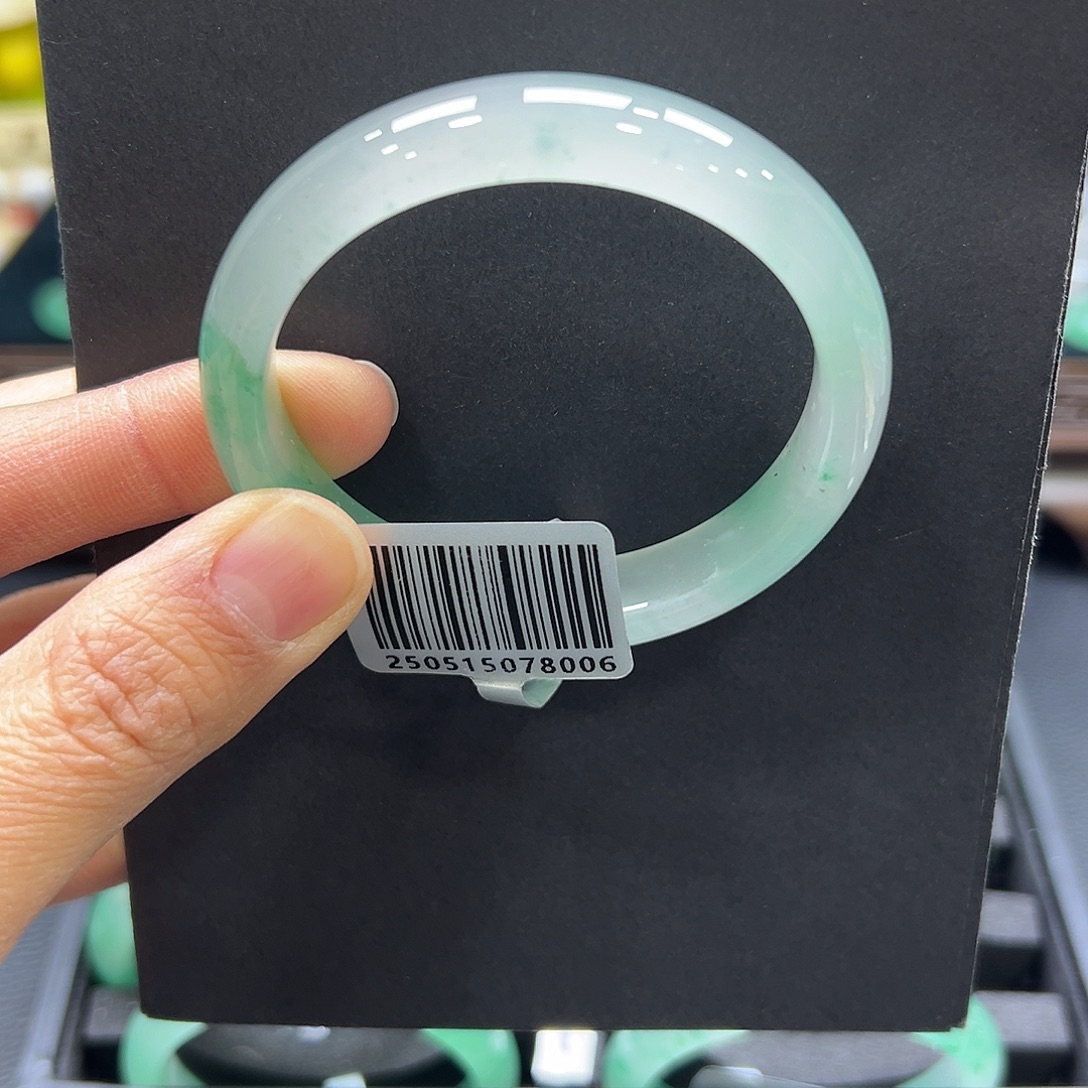 雅***然石英质玉未镶嵌手镯