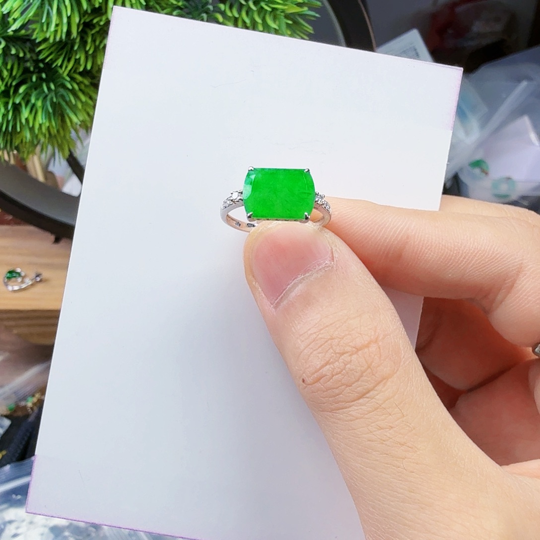 翡翠颈饰18K金镶嵌源*宝一件