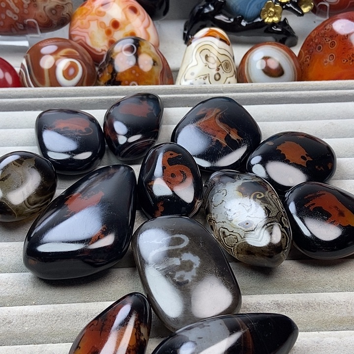 闫***斌玛瑙/玉髓未镶嵌珠宝奇石