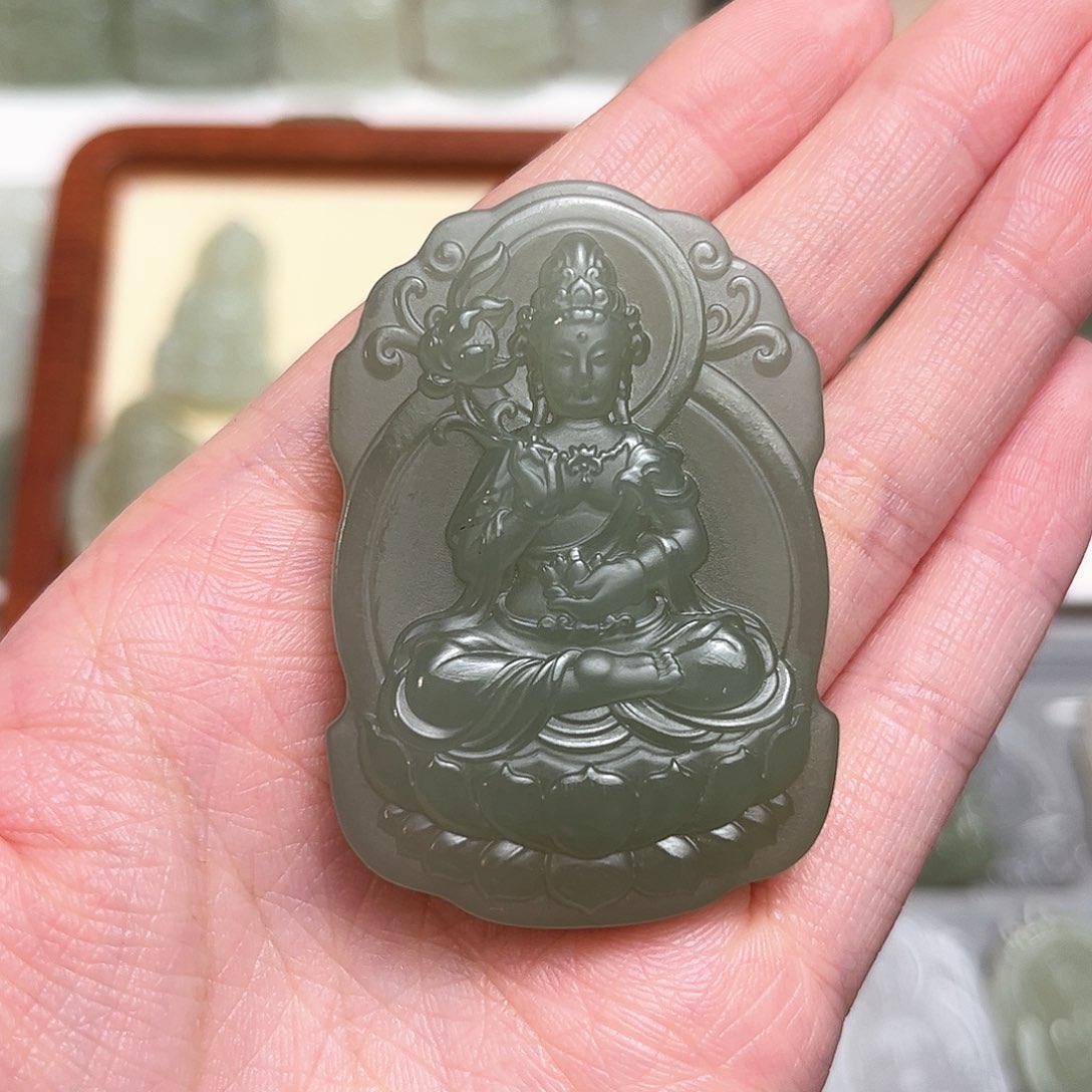 和田玉颈饰未镶嵌逆**笔