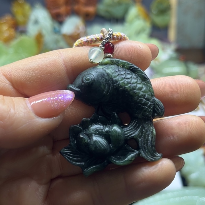 蛇纹石玉未镶嵌颈饰
