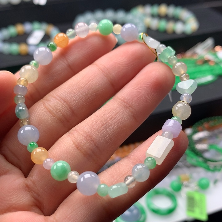 翡翠手镯未镶嵌卡
