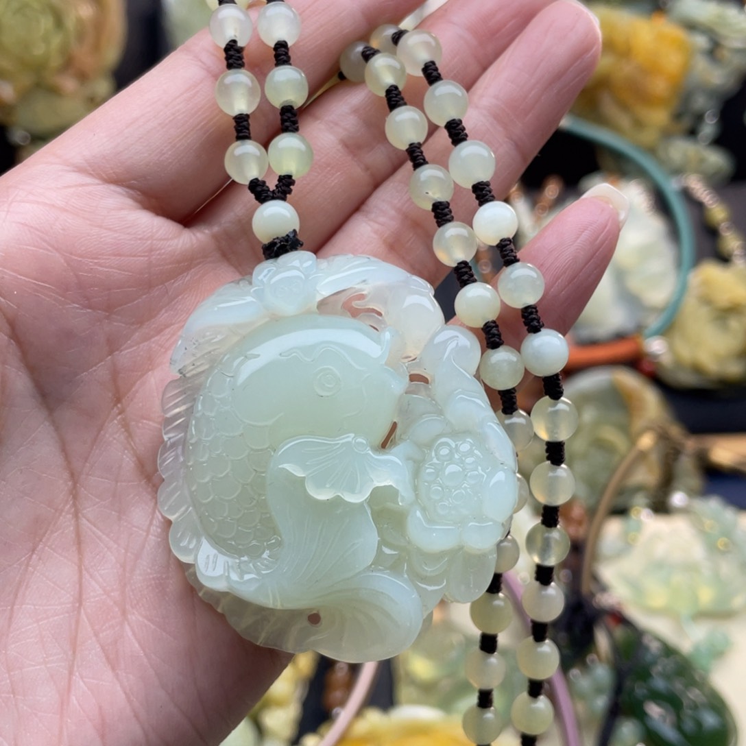 蛇纹石玉颈饰未镶嵌