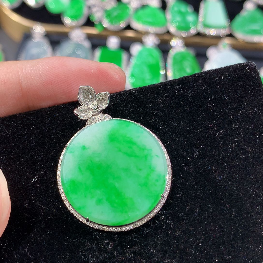 翡翠18K金镶嵌颈饰