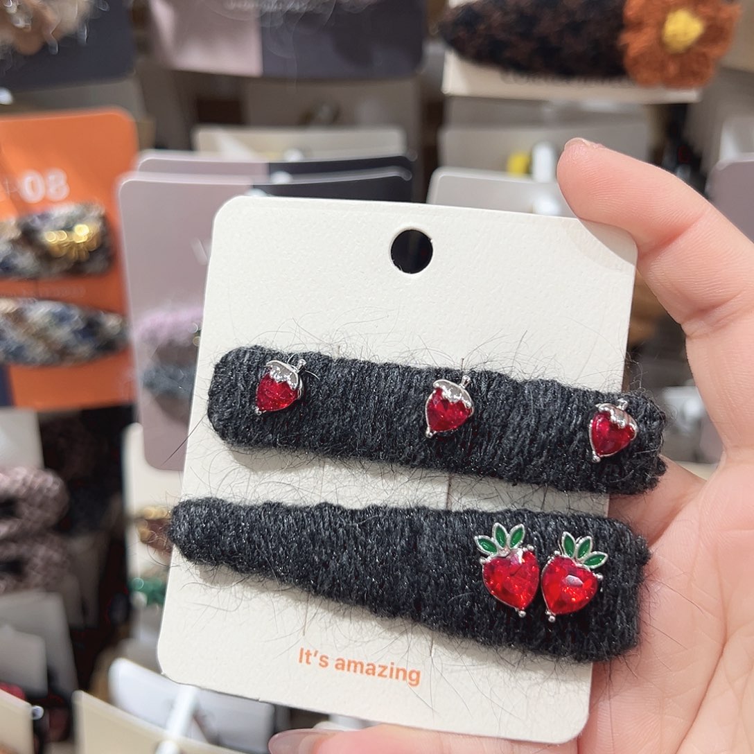 非金属灰色毛线草莓掰掰