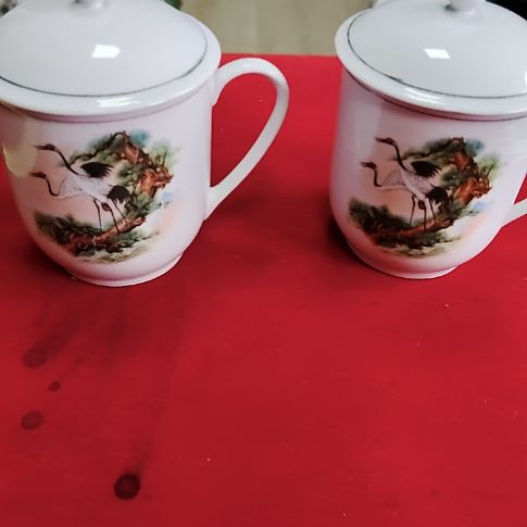 瓷片瓷片，各种摆件，盘，碗，沙锅，均有瑕疵。