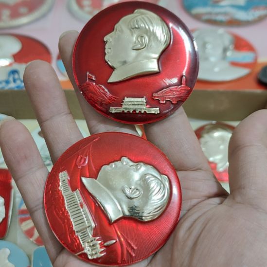 未***4其他普通金属圆形红色人物像章