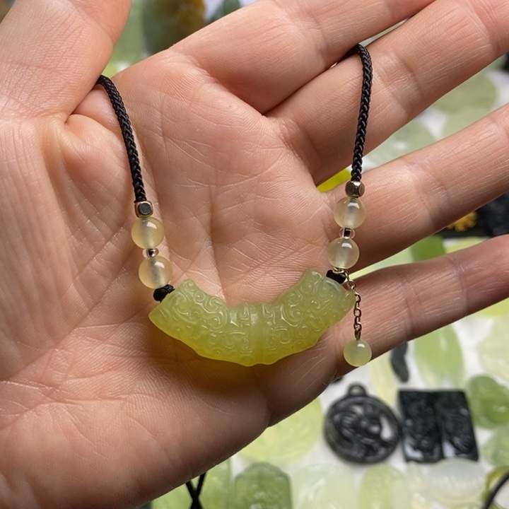 蛇纹石玉颈饰合金